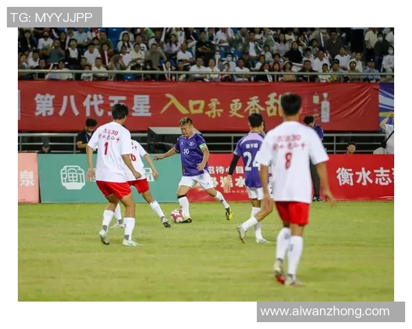 年轻足球明星帅气照片展现运动魅力与青春活力的完美结合 年轻足球明星帅气照片展现运动魅力与青春活力的完美结合